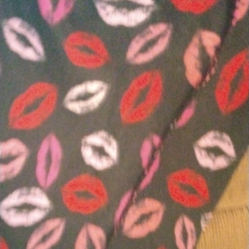 Lip throw blanket - Picture 3 of 3
